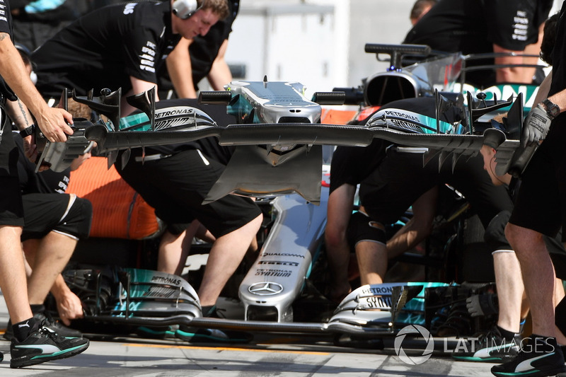 George Russell, Mercedes-Benz F1 W08 lors d'un changement d'aileron avant