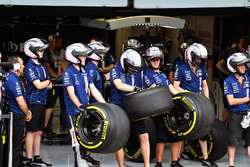 Mécaniciens Sahara Force India et pneus Pirelli