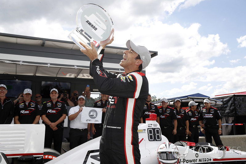 Ganador de la pole Helio Castroneves, Team Penske Chevrolet celebra su pole position número 50