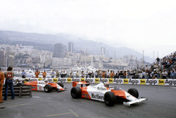 John Watson, McLaren MP4/1B-Ford Cosworth leads Andrea de Cesaris, Alfa Romeo 182