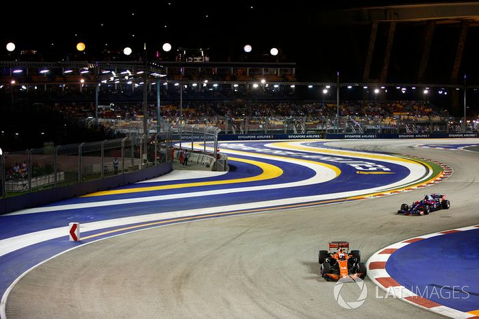 Fernando Alonso, McLaren MCL32, Carlos Sainz Jr., Scuderia Toro Rosso STR12