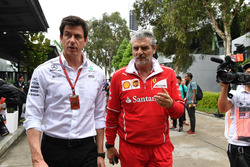 Директор Mercedes AMG F1 Тото Вольф и руководитель команды Ferrari Маурицио Арривабене