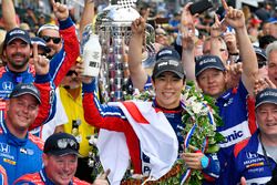 Winner Takuma Sato, Andretti Autosport Honda celebrates