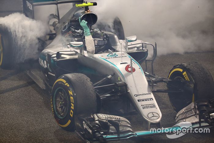 Segundo lugar a Nico Rosberg de Mercedes AMG F1 W07 celebra su campeonato del mundo al final de la carrera