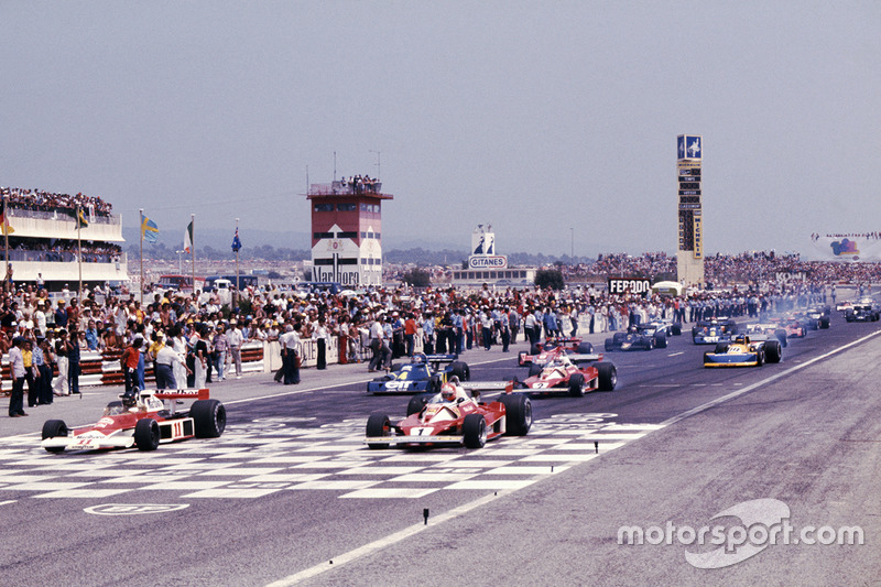 Il poleman James Hunt, McLaren M23 Ford, Niki Lauda Ferrari 312T2