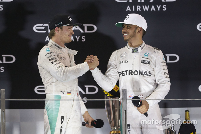 EL campeón del Mundo Nico Rosberg, de Mercedes AMG F1 estrecha  las manos con su compañero ganado de