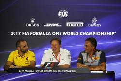 Cyril Abiteboul, directeur général Renault Sport F1, Zak Brown, directeur exécutif du McLaren Technology Group et Mario Isola, directeur de la compétition de Pirelli, lors de la conférence de presse