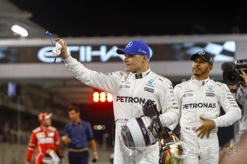 Ganador de la pole Valtteri Bottas, Mercedes AMG F1 y segundo Lewis Hamilton, Mercedes AMG F1