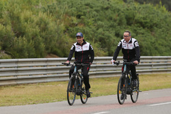 Alexander Wurz, Fernando Alonso, Sébastien Buemi, Kazuki Nakajima, Jose Maria Lopez, Toyota Gazoo Racing fietsen over het circuit