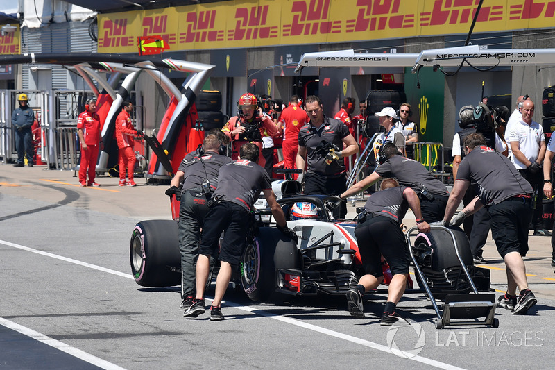 Ромен Грожан, Haas F1 Team, повертається в бокси після відмови двигуна у кваліфікації