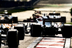 Romain Grosjean, Haas F1 Team VF-18 Ferrari, passe devant Fernando Alonso, McLaren MCL33 Renault