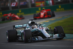 Lewis Hamilton, Mercedes AMG F1 W09, Kimi Raikkonen, Ferrari SF71H, et Sebastian Vettel, Ferrari SF71H