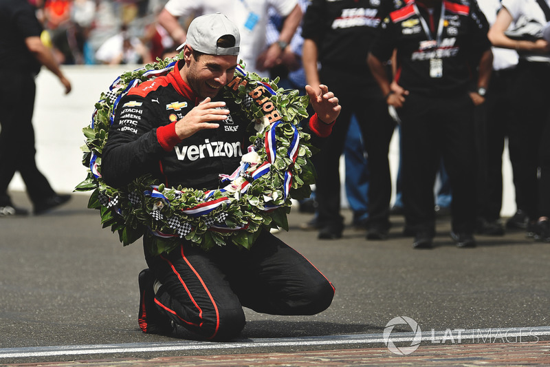 Will Power, Team Penske Chevrolet celebrates the win by kissing the yard of bricks