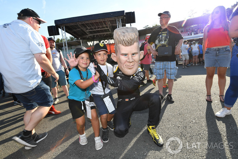 Nico Hulkenberg, Renault Sport F1 Team en costume avec des fans