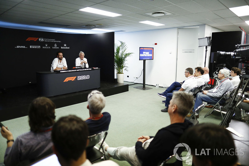 Matteo Bonciani, Delegato Media, FIA, e Charlie Whiting, Direttore Gara, FIA, nella conferenza stampa FIA del giovedì