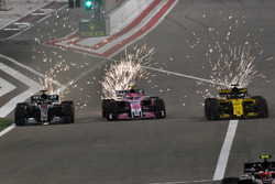 Lewis Hamilton, Mercedes-AMG F1 W09 EQ Power+, Sergio Perez, Force India VJM11 et Nico Hulkenberg, Renault Sport F1 Team R.S. 18 en lutte