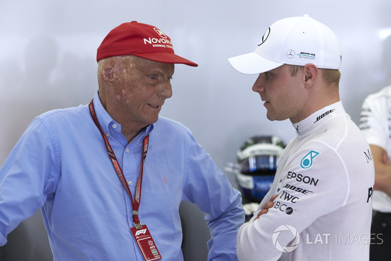 Niki Lauda, presidente no ejecutivo, Mercedes AMG, con Valtteri Bottas, Mercedes AMG F1