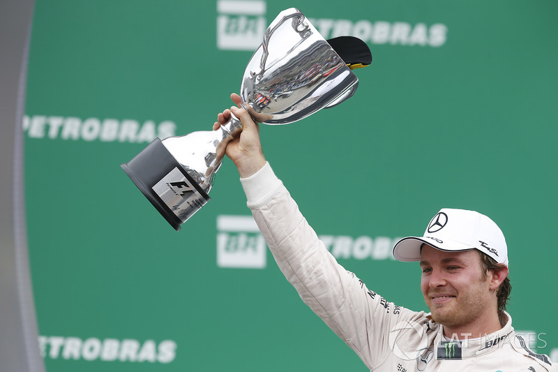 Podium : le vainqueur Nico Rosberg, Mercedes