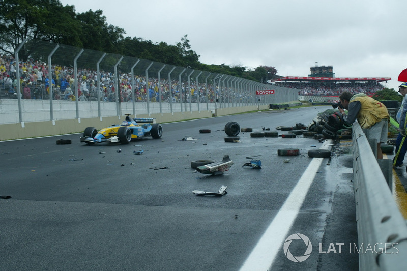 Jarno Trulli, Renault Renault F1 Team R23, pasa los coches averiados