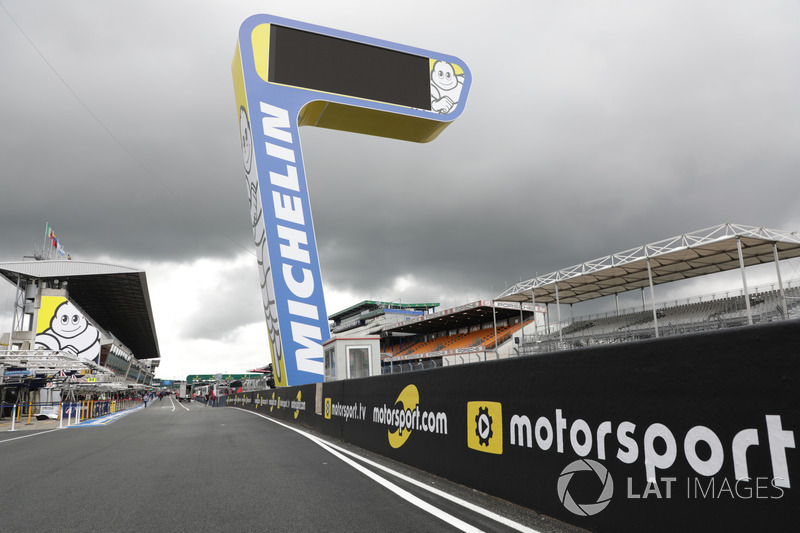 Logo Motorsport.com dan Motorsport.tv di Le Mans