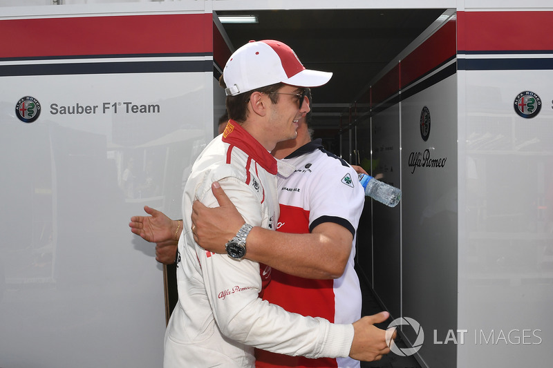 Charles Leclerc, Sauber, festeggia con il team