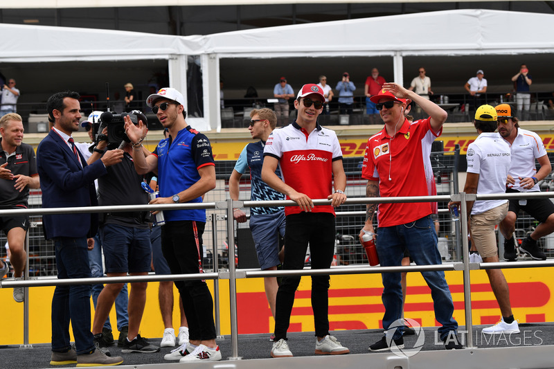 Charles Leclerc, Sauber, Kimi Raikkonen, Ferrari, nella drivers parade