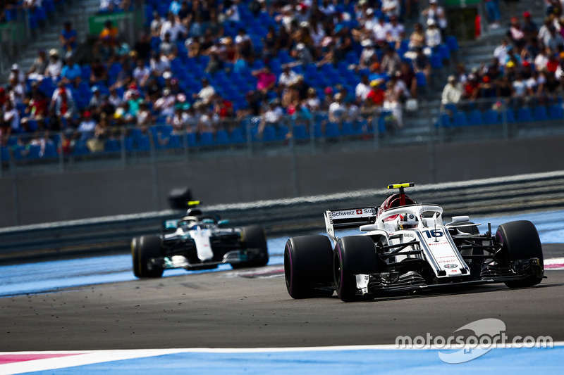 Charles Leclerc, Sauber C37, precede Valtteri Bottas, Mercedes AMG F1 W09