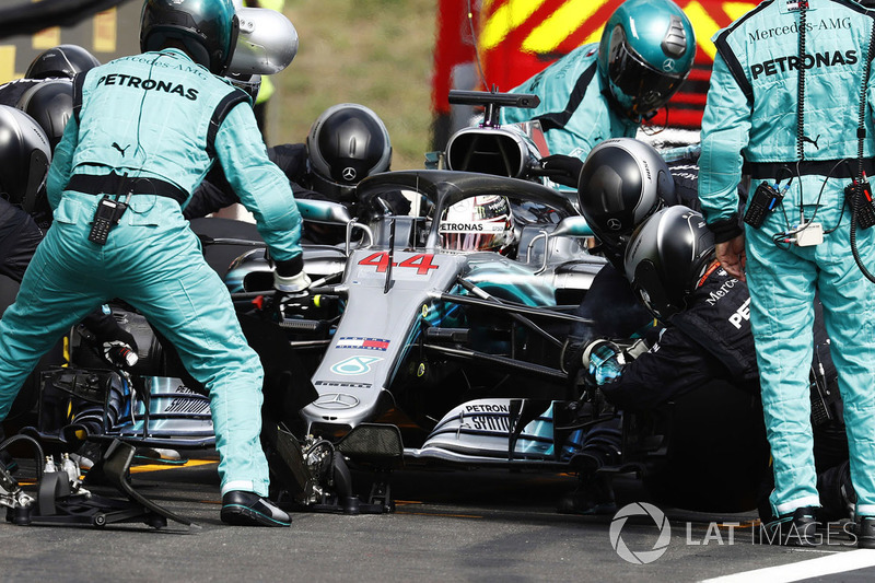 Lewis Hamilton, Mercedes AMG F1 W09, effettua un pit stop