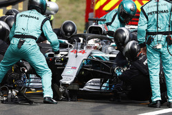 Lewis Hamilton, Mercedes AMG F1 W09, effettua un pit stop