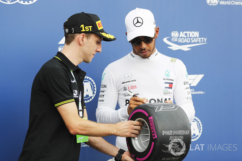 El ciclista profesional Simon Yates con Lewis Hamilton, Mercedes AMG F1, tras la clasificación