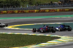 Brendon Hartley, Scuderia Toro Rosso STR12 and Marcus Ericsson, Sauber C36 battle for position