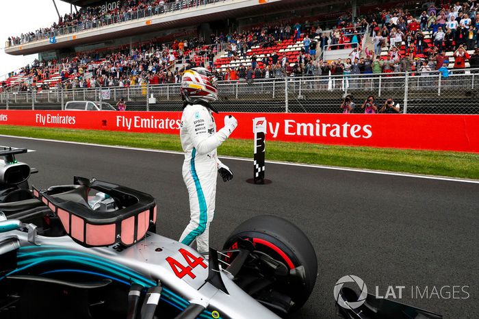 El ganador de la pole Lewis Hamilton, Mercedes AMG F1, reconoce a los aficionados después de la calificación de Sebastian Vettel, Ferrari