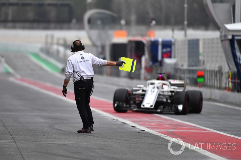 Marcus Ericsson, Alfa Romeo Sauber C37 and Alfa Romeo Sauber F1 Team mechanic