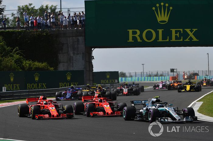 Valtteri Bottas, Mercedes-AMG F1 W09 lidera a Sebastian Vettel, Ferrari SF71H y Kimi Raikkonen, Ferrari SF71H al inicio