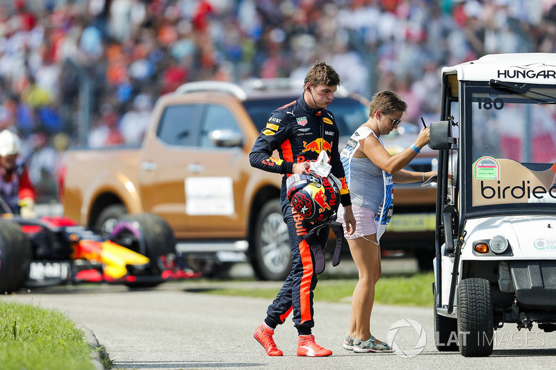 Max Verstappen também abandonou e precisou de carona para voltar aos boxes