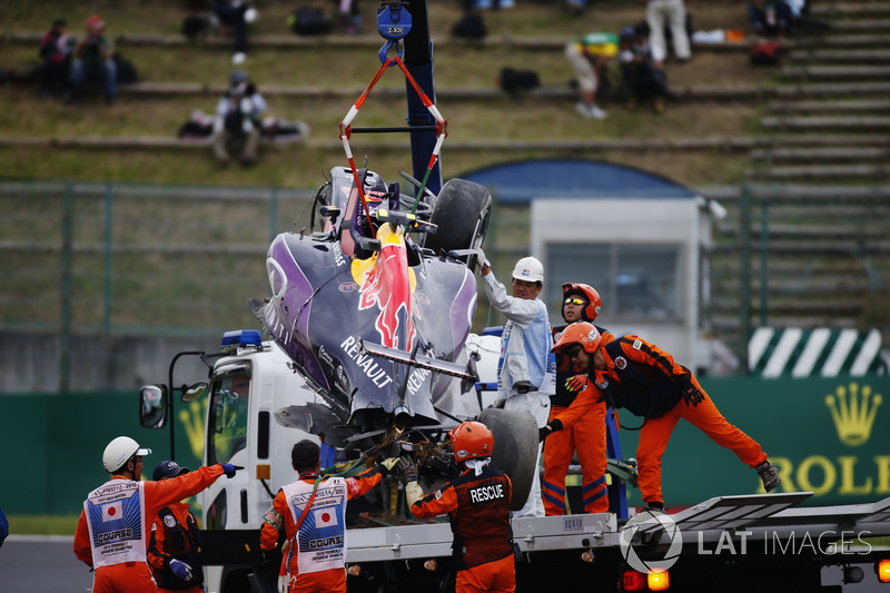 Oficiales de pista quitan los restos de las secuelas de un accidente de Daniil Kvyat, Red Bull Racin