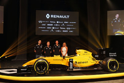 Cyril Abiteboul, Director General del Renault Sport F1, Kevin Magnussen y Jolyon Palmer, pilotos tit