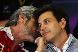 (Da Sx a Dx): Maurizio Arrivabene, Team Principal Ferrari con Toto Wolff, AMG F1 Azionista e Diretto
