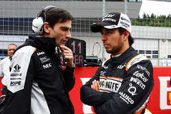 Серхио Перес, Sahara Force India F1 и Тим Райт, гоночный инженер Sahara Force India F1 Team