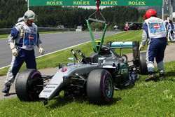 Машина Mercedes AMG F1 W07 Hybrid Нико Росберга после аварии