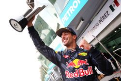 Ganador, Daniel Ricciardo, Red Bull Racing celebra con su equipo