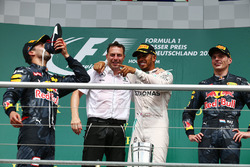 Podio: ganador de la carrera Lewis Hamilton, Mercedes AMG F1 segundo lugar Daniel Ricciardo, Red Bul