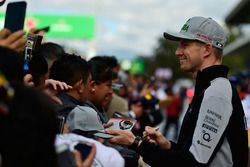 Nico Hulkenberg, Sahara Force India F1 firma de autógrafos para los fans