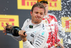 Podio: ganador Nico Rosberg, Mercedes AMG F1 Team celebra con champán