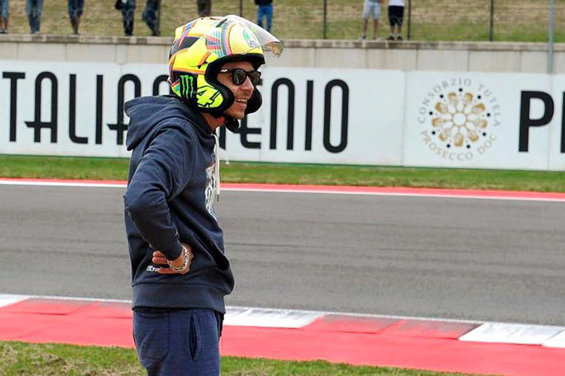 Valentino Rossi porte un casque Arai masqué en AGV