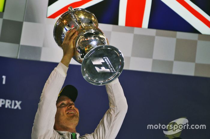 Nico Rosberg alza el trofeo tras ganar en Baréin