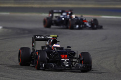 Jenson Button, McLaren MP4-31 e Stoffel Vandoorne, McLaren MP4-31