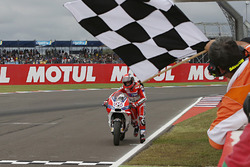 Andrea Dovizioso schiebt seine Ducati über die Ziellinie
