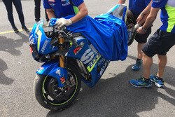 Разбитый мотоцикл Маверика Виньялеса, Team Suzuki MotoGP