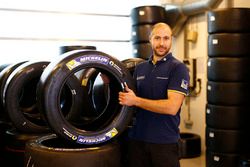 Técnico de Michelin en el trabajo